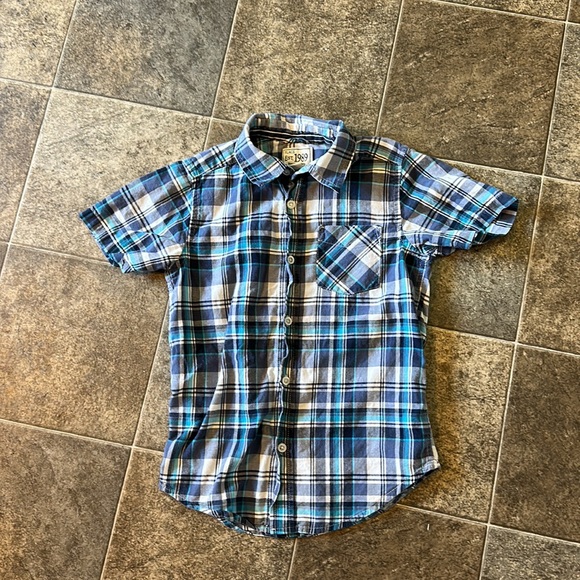 Boys Short Sleeve Collared Button Up Shirts - Picture 5 of 8
